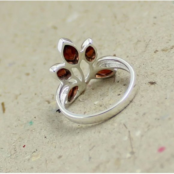 Garnet and Silver cocktail ring, Size 8.5 - Picture 2 of 3